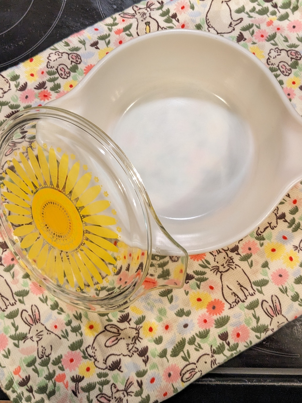 Vintage Pyrex Daisy 1.5qt casserole dish floral design glass lid, 1960s 1970s